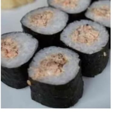 Roll salmão grelhado enrolado no nori com arroz, cream cheese e cebolinha
