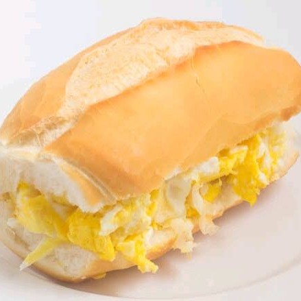 Pao frances com cascaquinha crocante com manteira ovo temperafo com sal.( não é mexido)