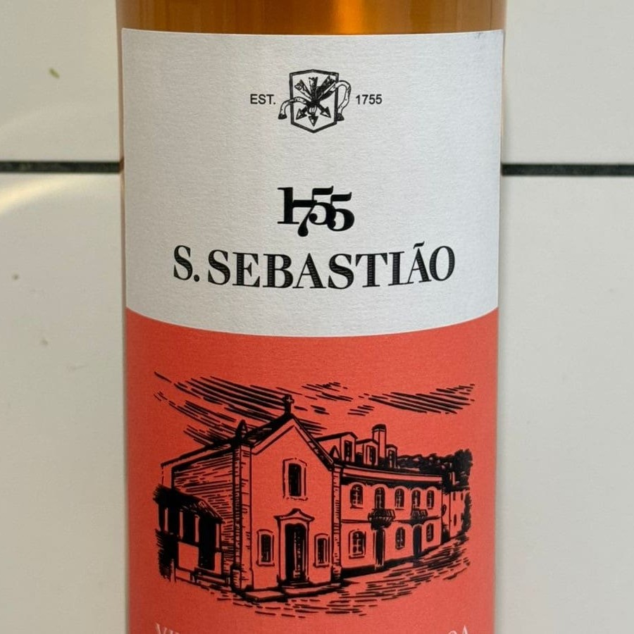 Vinho Regional Lisboa   Combina melhor com sushi, peixes gordos e alguns pratos de frutos do mar mais apimentados.  Teor Alcoólico 12,5%vol Acidez Total 4,56 g/l Ph 3,50