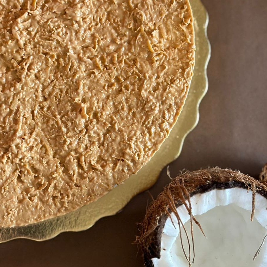 Apresentamos a nossa requintada 'Torta de Cocada Diet - 12 Fatias', uma delícia inigualável que se destaca em nossa categoria de 'Tortas de Gelato Italiano!'. Esta maravilha é meticulosamente elaborada com nosso autêntico sorvete italiano de Fior di Latte, enriquecido com uma cocada diet cremosa e irresistível. Todo este encanto repousa sobre uma base de biscoito amanteigado ultra crocante. Uma opção diet, porém, transbordante de sabor e sofisticação, ideal para quem adora saborear sem remorsos!
