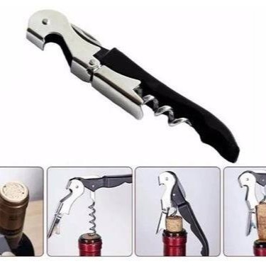 Contém: 01 Saca-Rolhas Abridor Multiuso Inox  Saca-rolhas com 2 estágios com espiral de cinco curvas para rolhas compridas em aço inox para facilitar a retirada da rolha. Também possui um abridor de tampa de garrafa e um pequeno canivete que funciona como cortador de cápsula. Tamanho: 12cm Cor: Preto