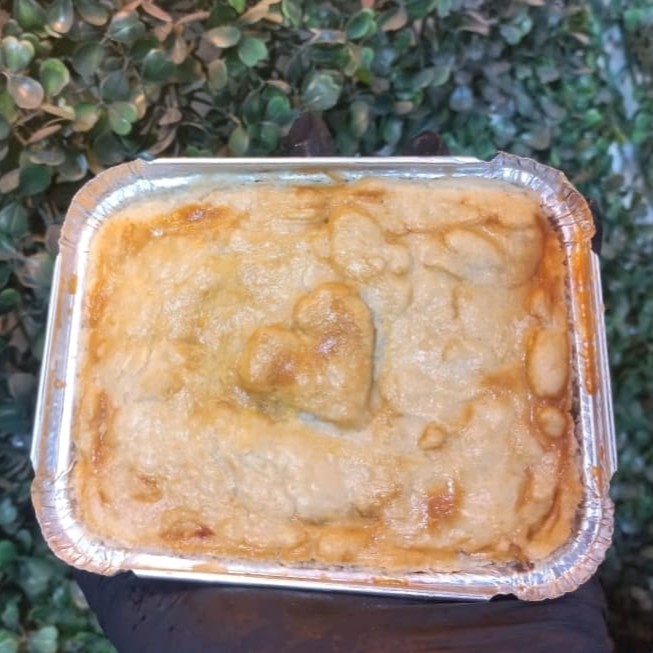 Nosso apetitoso empadão de frango cremoso com requeijão e massa amanteigada que derrete na boca. Peso aprox 230 g (feito na marmitinha)