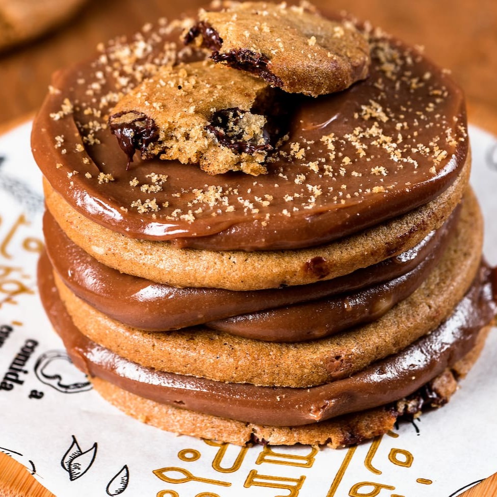 Massa de cookie, recheio de brigadeiro ao leite.