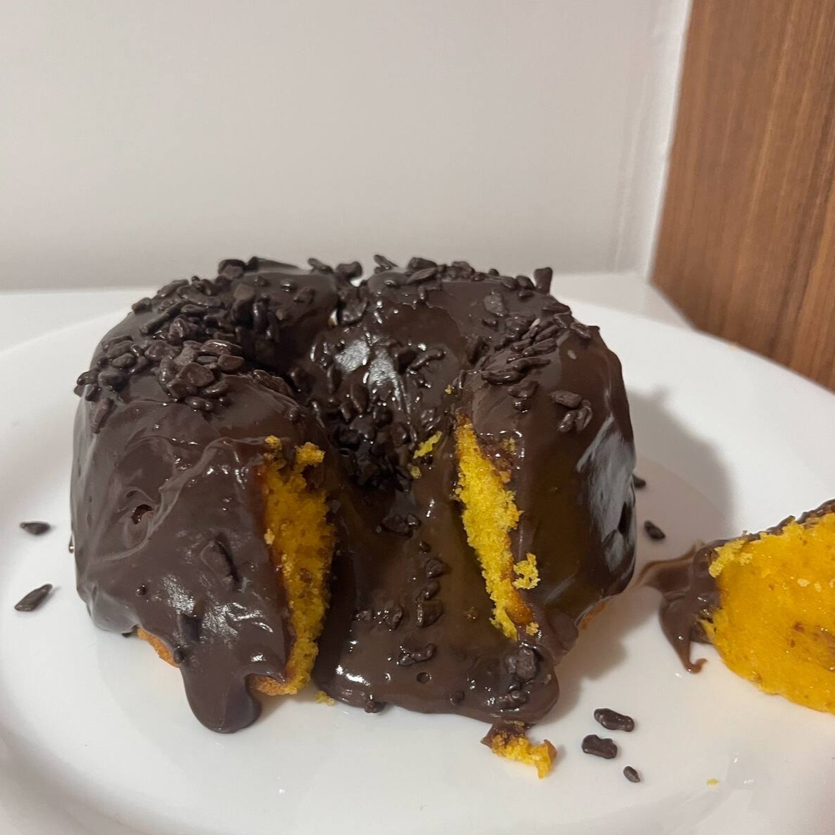 Delicioso bolo mini vulcão de cenoura coberto com chocolate.