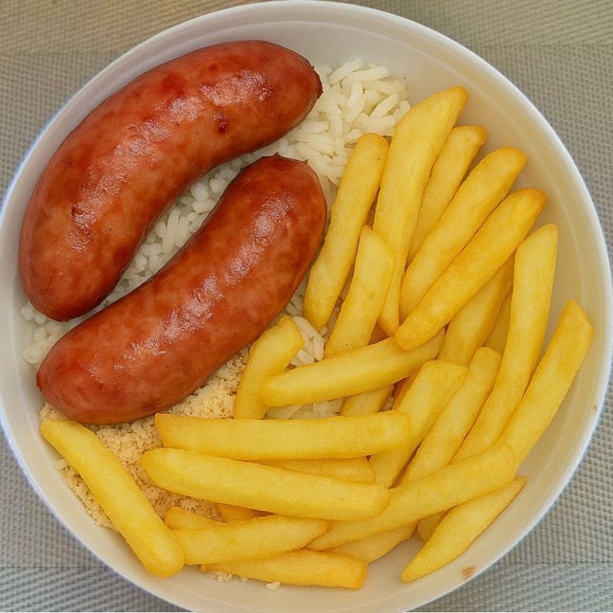 Almoço bom e barato: Linguiça Toscana com fritas: Escolha os complementos.