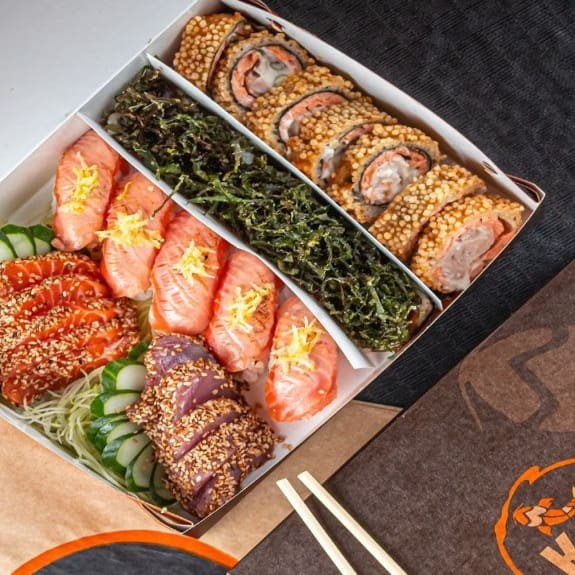 4 Sashimis Salmão C/ Gergelim 4 Sashimis Atum C/ Gergelim 6 Hot Monte Fugi 5 Sushi Salmão Brulle C/ Azeite Trufado, Flor De Sal E Rapas De Limão Siciliano 5 Uramaki Skin C/ Crisp De Couve Frita  ----------tags------------- Sushi/japa/culinária japonesa/sushi em casa / promoções/makimonos/Philadelphia/filadélfia/hot filadélfia/ hot Philadelphia/sunomono/entre grátis/combinados/Carpaccio/cevite/sash