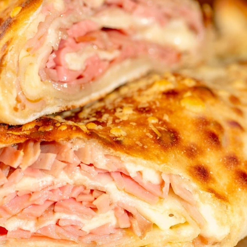 Massa crocante, molho de tomate, mussarela,presunto e oregano.