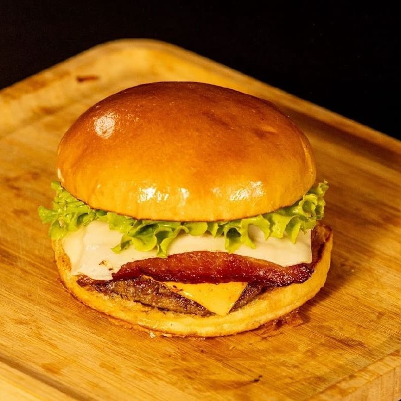 Pão de brioche, bland 100 gr, queijo, queijo cheddar, 3x bacon e alface