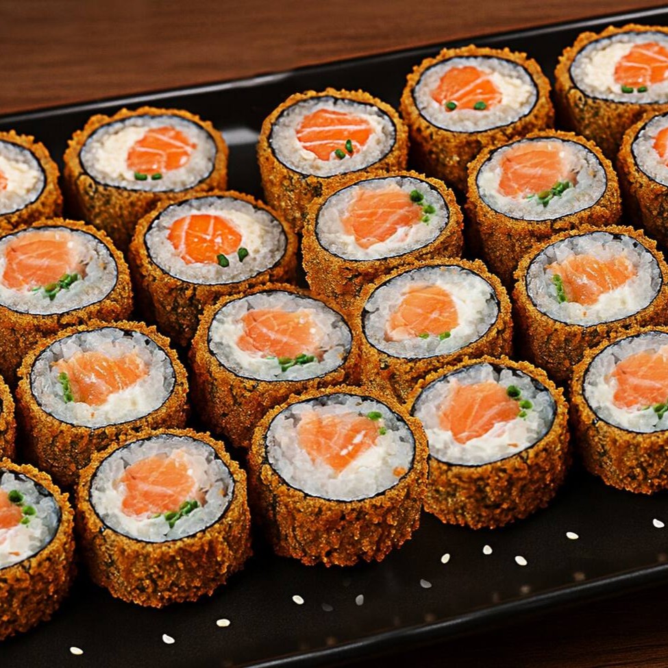 Uma explosão de sabor com os nossos 30 Hots Philadelphia! Esta paixão nacional é elaborada com a mais fresca e suculenta seleção de Salmão Importado, Creamcheese Catupiry, enrolados em arroz japonês e empanados em farinha Panko, para deixar tudo crocantíssimo. Nossa cebolinha orgânica deixa tudo ainda melhor! Cada mordida é uma viagem irresistível para o paraíso dos sabores. A inflação desapareceu