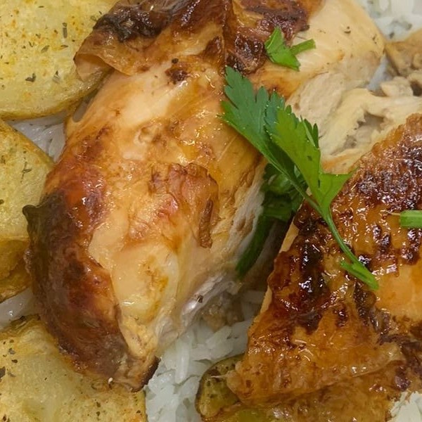 Acompanha Arroz, Feijão, Farofa, Batata Frita Ou Rústica E Salada A Sua Escolha.  **Servido Em Embalagem Redonda De Isopor **Refeição Individual **Imagem Real De Nosso Produto