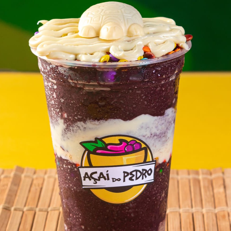 Delicie-se com nosso irresistível copo de açaí artesanal de 500ml! Recheado com uma generosa camada de creme de leitinho, pedaços crocantes de disquete e o toque divertido da clássica Tortuguita. Uma explosão de sabores e texturas que vai conquistar seu paladar! Perfeito para refrescar e adoçar seu Dia.