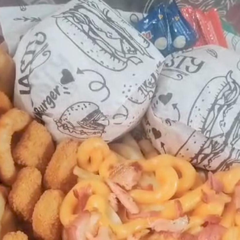 2 x-tudo Porção de batata  Anel de cebola    Calabresa,bacon e cheddar cremoso   Baycon e calabresa