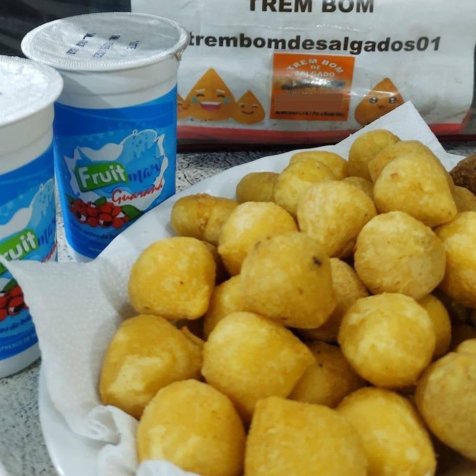 50 salgadinhos sortidos e 2 Fuitmar sabores - frango, queijo, queijo com presunto, carne, kibe