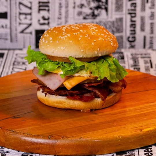 Pão, carne, calabresa, bacon, presunto, ovo, cheddar e salada