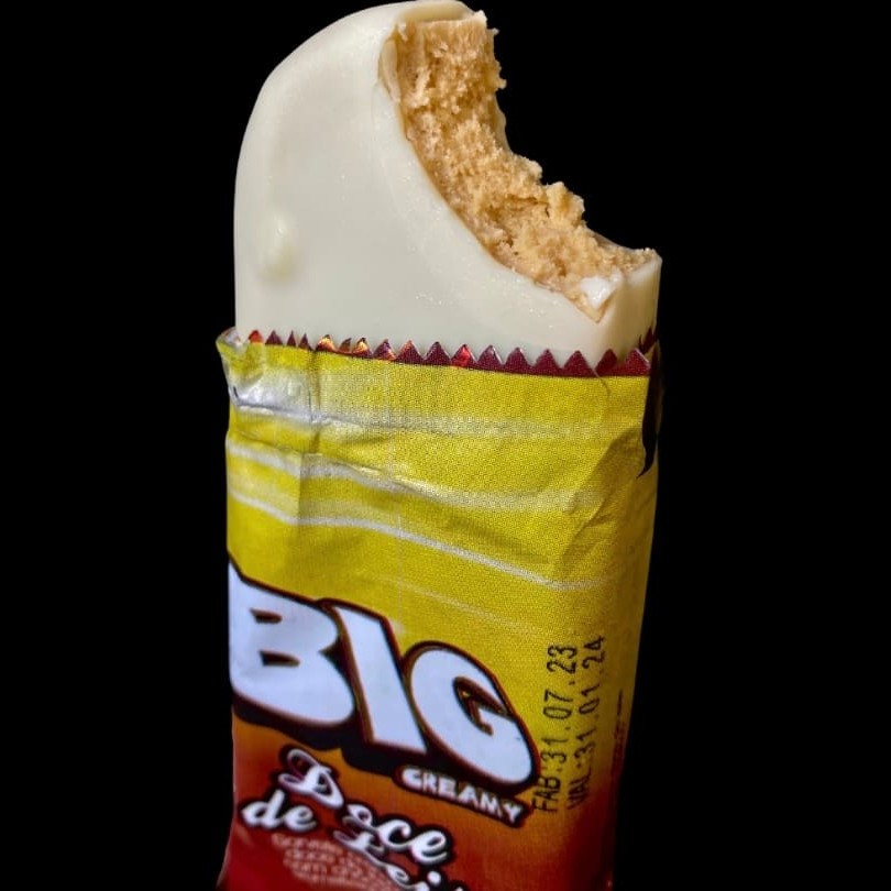 Delicioso sorvete  de doce de leite com cobertura de chocolate .