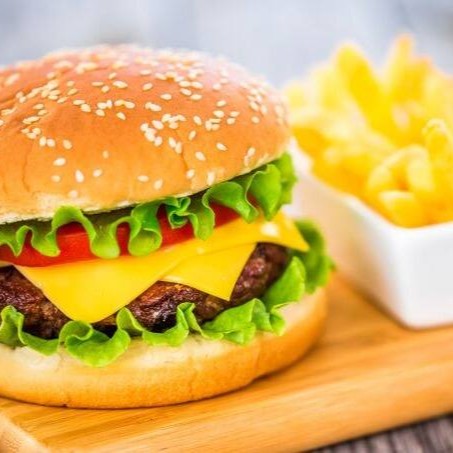 O 'Combo Yakuza 2' é uma seleção irresistível da categoria 'Yakuza Burguers'. Este combo é composto por dois saborosos sanduíches, cada um apresentando um pão crocante de gergelim, uma suculenta carne de hambúrguer, uma generosa fatia de queijo cheddar derretido, complementado por folhas frescas de alface e rodelas de tomate. Para finalizar, acompanha uma incrível batata turbinada de tamanho G, perfeitamente dourada e crocante. Uma verdadeira explosão de sabores que vai te surpreender!