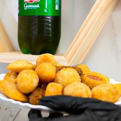 Sabores incluídos:  Kibe  Queijo com Presunto  Bolinha de Queijo  Calabresa  Salsicha  Coxinha de Frango  Risole de Carne   Sabores sortidos fixos — não é possível alterar. Perfeito para quem ama variedade e muito sabor em cada mordida!