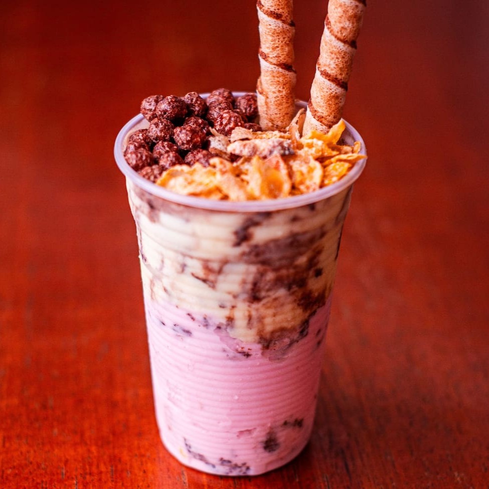 Combine diferentes sabores de sorvete com complementos e coberturas do seu jeito. Açaí do Popeye.