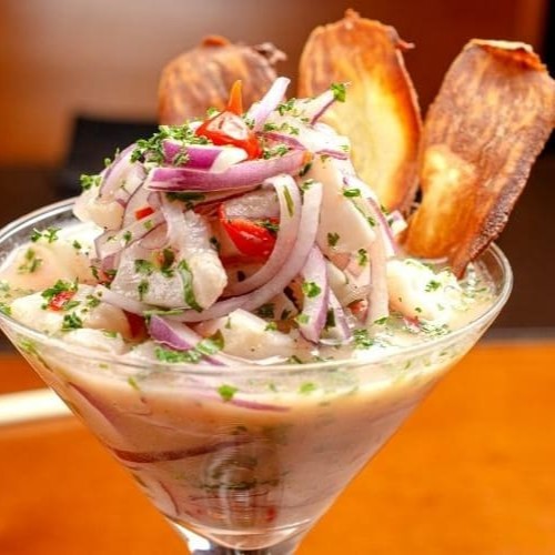 Ceviche peruano de salmão, é peixe marinado com base de leite de coco, pimenta , cebola roxa, limão ,laranja sabor cítrico