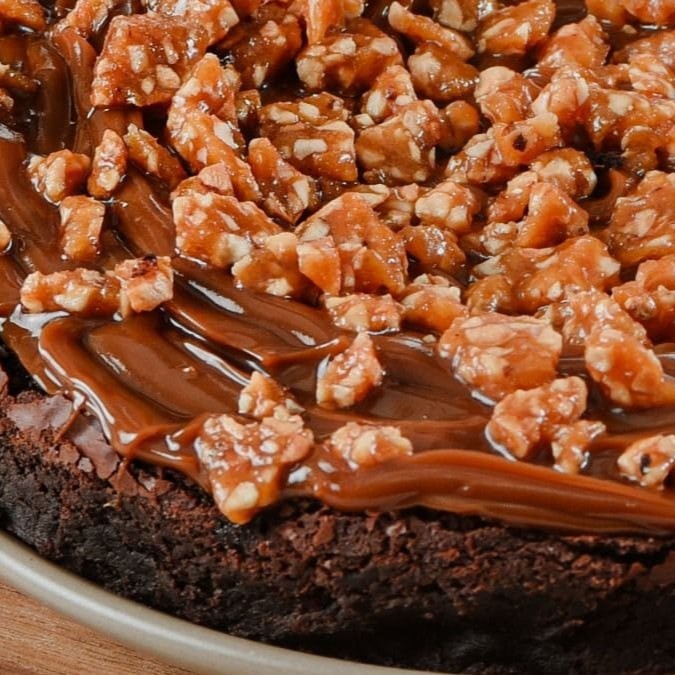 Deliciosa torta brownie com 18 cm de diâmetro e uma camada generosa de doce de leite puro!   ------------------------Tags------------------------ Entrega  rápida, grátis, 0,99, 0800, 4,99 , desconto, promoção, cupom, barato, oferta, melhor preço, frete grátis, preço baixo, combo , salgados , mini salgado, brownie, Coca-Cola, chocolate, nestle, massa de brownie, massa gourmet, bolo de pote, brownie de pote, brownie gourmet, brigadeiro, mm's, Kinder bueno, brownie do bbzão, torta