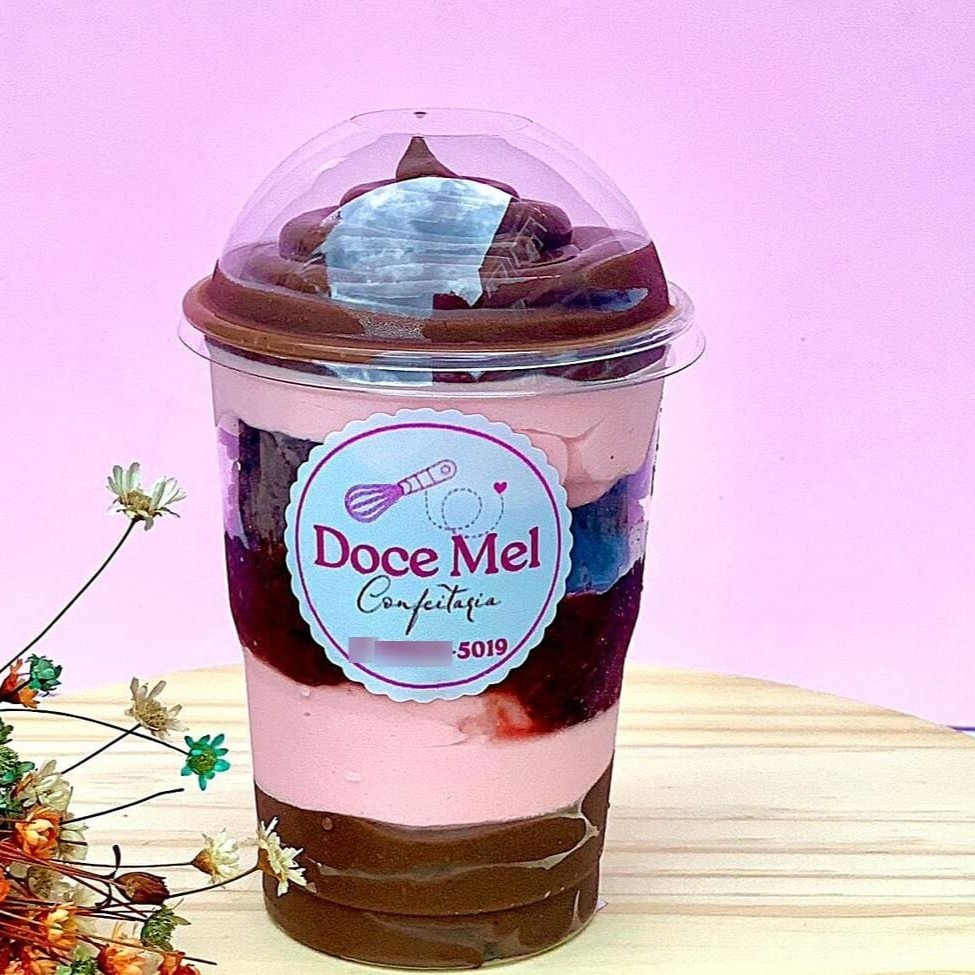 Divino Copo da Felicidade Sensação, é a combinação perfeita de brigadeiro cremoso, mousse leve de morango e uma camada irresistível de geleia de morango. Se é pra ser feliz, que seja com muito sabor!   --------- tags ---------  oferta , menor preço , preço baixo , 0,99 , 0800 , desconto , promoção , cupom , entrega rápida , frete , perto de mim , confraternização , happy hour , grátis , barato , aniversario , presente , surpresa , parabéns , vela , festa , kit festa , família , kids , Blend , burgue , lanche , sobremesa , doceria , confeitaria , gourmet , recheado , cobertura , gostoso , caseiro , vovo , vovó , combo ,  Bolos , Doces , Dia dos pais , festa junia , caldos , Bolo gelado , cheesecake , cupcake , fatia , caseirinho , piscina , piscininha , bolo de pote , bolo no pote , bento cake , vulcão , Docinhos , brigadeiro , brigadeirão , copo da felicidade , brownie , cookie , musse , mousse , afogadinho , banoffe , pudim ,  casquinha , sorvete , morango do amor , maça do amor , uva
