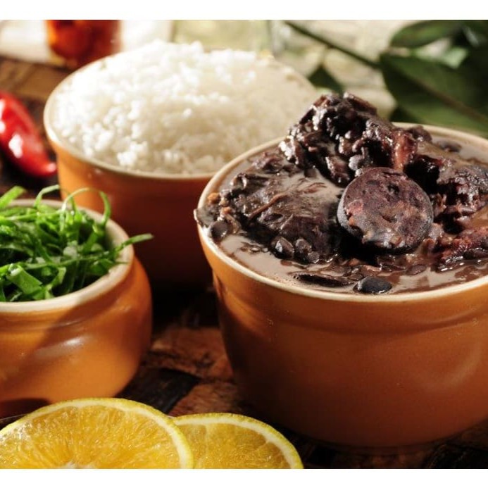 Uma Deliciosa Feijoada Brasileirinha, acompanhada de arroz branco, farofa da casa, couve refogada e um delicioso torresmo crocante. Sugerida de 06 à 08 pessoas, nesse kit de refeição todos os itens vão separadinhos.
