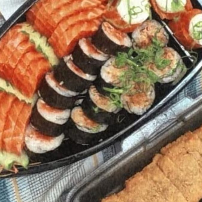 16 sashimis de salmão + 15 hot fila crocante + 06 philadelfia roll + 06 skin roll + 05 joe joe + Teryaki