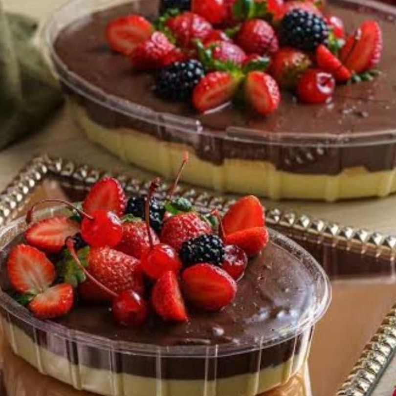 Creme branco com pedaços de morango, coberto por uma deliciosa ganache de chocolate ao leite. Uma combinação irresistível de sabores!