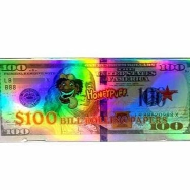 Seda Honeypuff Nota De 100 Dólares King Size     A Honeypuff foi fundada no final dos anos 90, e nos anos 2000 fez bastante sucesso nos Estados Unidos. O que era questão de tempo se concretizou: a fama da marca atingiu níveis globais, e em pouco tempo estava sendo distribuída no mundo todo. A sua seda King Size de dólar é simplesmente um de seus maiores êxitos, sendo popular no mundo todo. Com estas sedas você conta com sessões bem mais luxuosas e queima dinheiro da melhor maneira possível. A Honeypuff realmente caprichou, porque além do visual, a marca também utilizou apenas componentes naturais na fabricação.         Características do produto: - Marca: Honeypuff - Dimensões: 110 x 44 mm - Quantidade: Cada livreto contém 24 folhas  - Modelo: Nota de 100 dólares