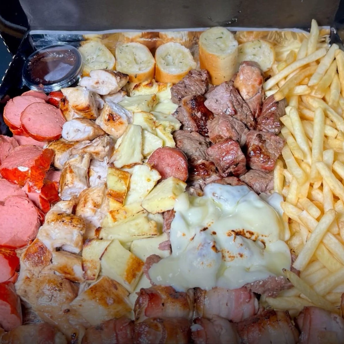 Combo Exagerado Do Filé –   O combo perfeito para matar a fome de verdade! Inclui:   15 espetos da sua escolha  500g de batata frita crocante  150g de vinagrete caseiro       150g de farofa crocante   2 sobremesas deliciosas  1 refrigerante 1,5l grátis  Ideal para compartilhar com a galera ou curtir uma refeição completa e saborosa!