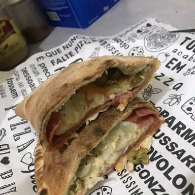 Molho de tomate, calabresa, mussarela, tomate, cebola, azeitonas, oregano.