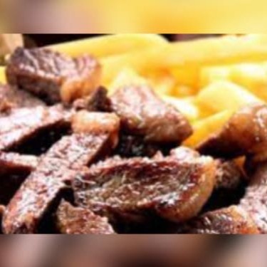 Acompanha farofa, molho vinagrete e batata frita