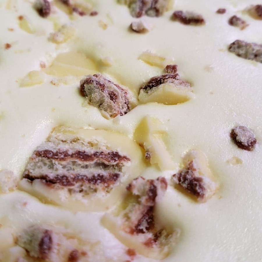 Super novidade por tempo limitado !!  Venha experimentar o maravilhoso sorvete de chocolate branco mesclado com pedaços de kitkat sabor chocolate branco  Você vai se apaixonar !!