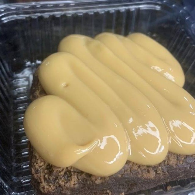 Delicioso brownie com doce de leite artesanal feito com ingredientes de qualidade.