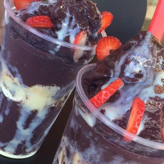Super Promoção Açaí todo Dia!! Dois copos de 500ml com caldas, condimentos e chantilly tudo inteiramente grátis!