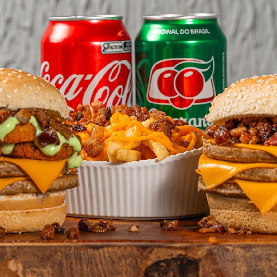1 Burger nº3 + 1 Burger nº11 + 2 Bebidas + 1 Batata Turbinada M. nº3: 3 carnes, 3 queijos, bacon e molho. nº11: 2 carnes, 2 queijos, bacon, anéis de cebola e molho.