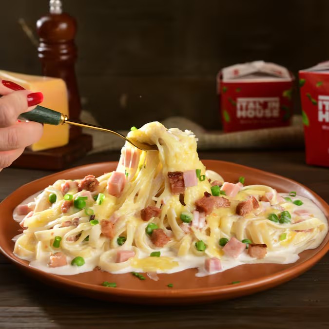 Parisiense, cremoso e aveludado, feito com presunto picado, ervilhas frescas e um toque de bacon Sua suavidade tornam este molho perfeito para acompanhar nossas massas e nhoques. Finalizado com queijo e cebolinha. (aprox. 800g)