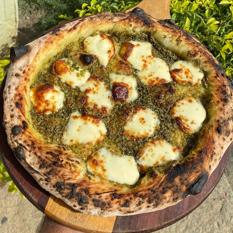 Molho de tomate do chef, muçarela e manjericão. Pizza artesanal, fermentada por 100 horas, com molho feito 100% com carinho e ingredientes naturais, livre de industrializados e aditivos. Serve 2 pessoas.