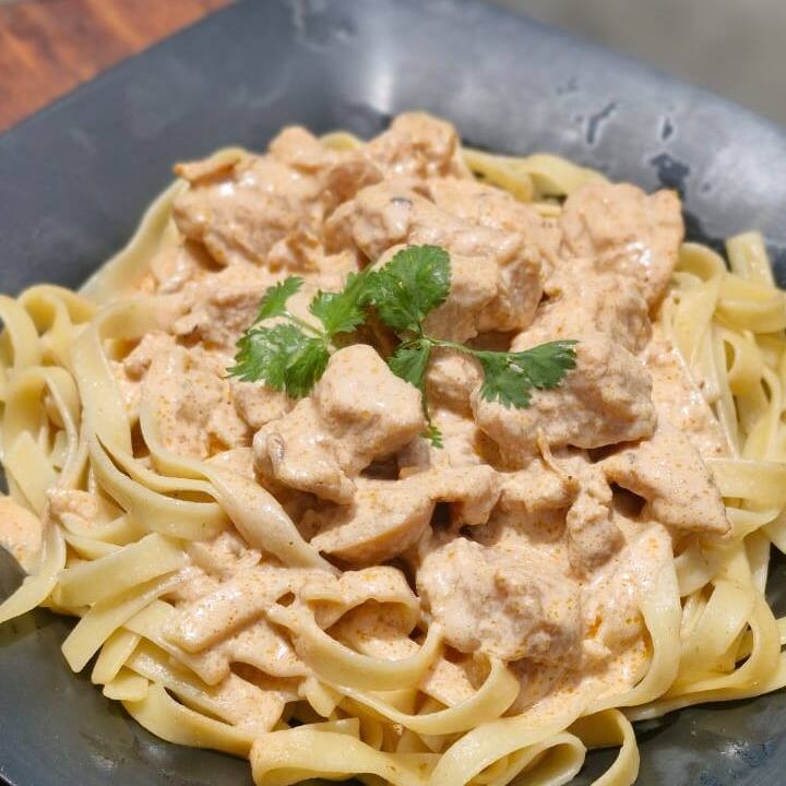 Pedaços tenros de carne em um molho cremoso de creme de leite, harmonizados para uma explosão de sabor. É uma delícia reconfortante e irresistível.