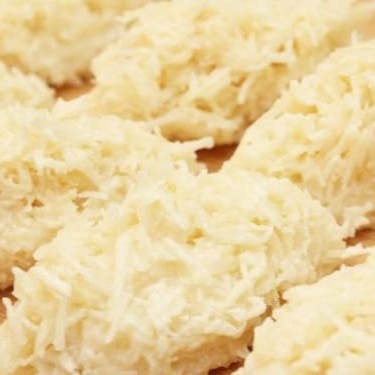 Delicie-se com nossa cocada cremosa, feita com sabor do coco fresco, textura macia e o doce na medida certa. Com 4 unidades