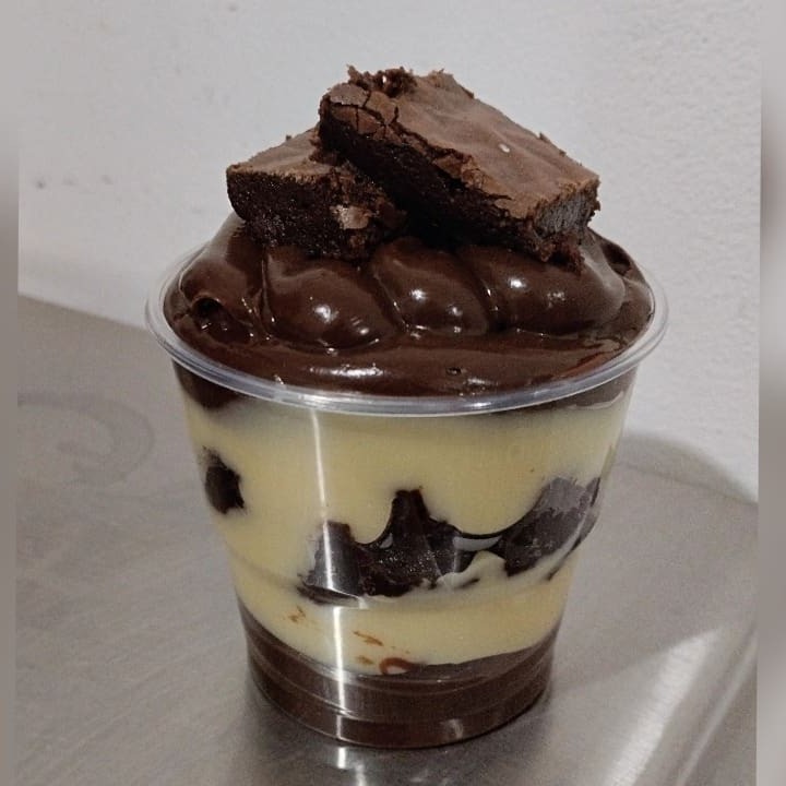 Copo Composto por Brigadeiro 50% + Brigadeiro de leite Ninho Super Cremoso + Brownie.