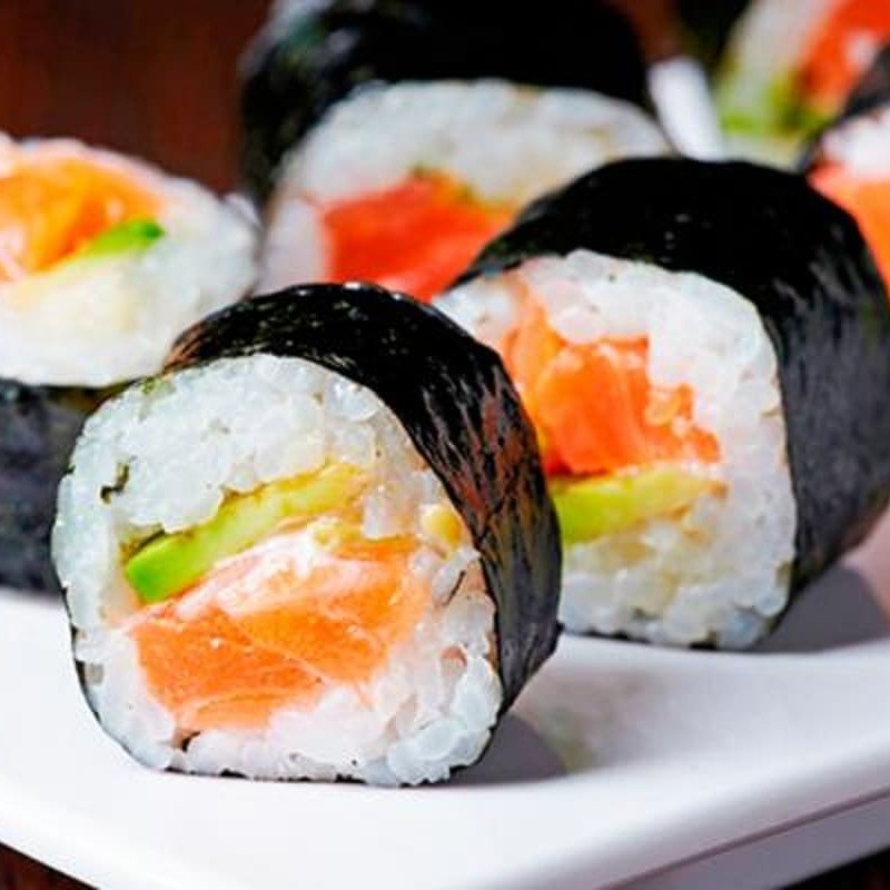 Alga, arroz com salmão creem cheese e cebolinha