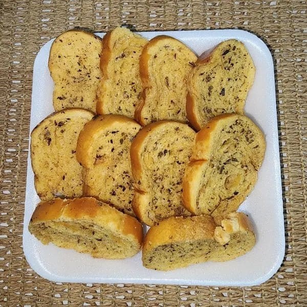 Fatias finas de pães de massa salgada, amanteigadas com suave toque de orégano, levemente salgadas. Aproximadamente, 180 gramas.
