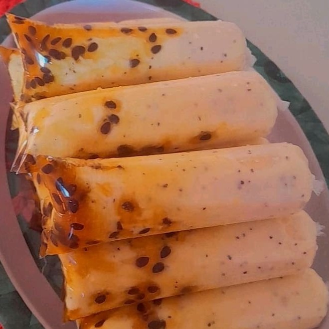 """Sacolé Gourmet de mousse de maracujá: a combinação perfeita de cremosidade e sabor! Um sabor irresistível feito com leite Ninho, Maracujá é calda de Maracujá  da casa muito mais. Enriquecido com calda de Maracujá por saquinho para uma experiência ainda mais saborosa. Perfeito para qualquer hora do Dia!"".                                                                                         Sacolé  Gourmet , Dindin Geladinho Gourmet , Chup- Chup , Juju , Flau , Laranjinha                  Cremoso , Deliciosos , Saboroso , Sobremesas , Doces , Promoção , 0800  Açaí  Sorvete Sobremesa"