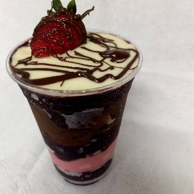 Copo com açaí, creme de morango,creme de avelã e creme Ninho Este Copo É Enviado Já Montado _ Não Podendo Alterar Ou Enviar Complementos À Parte.