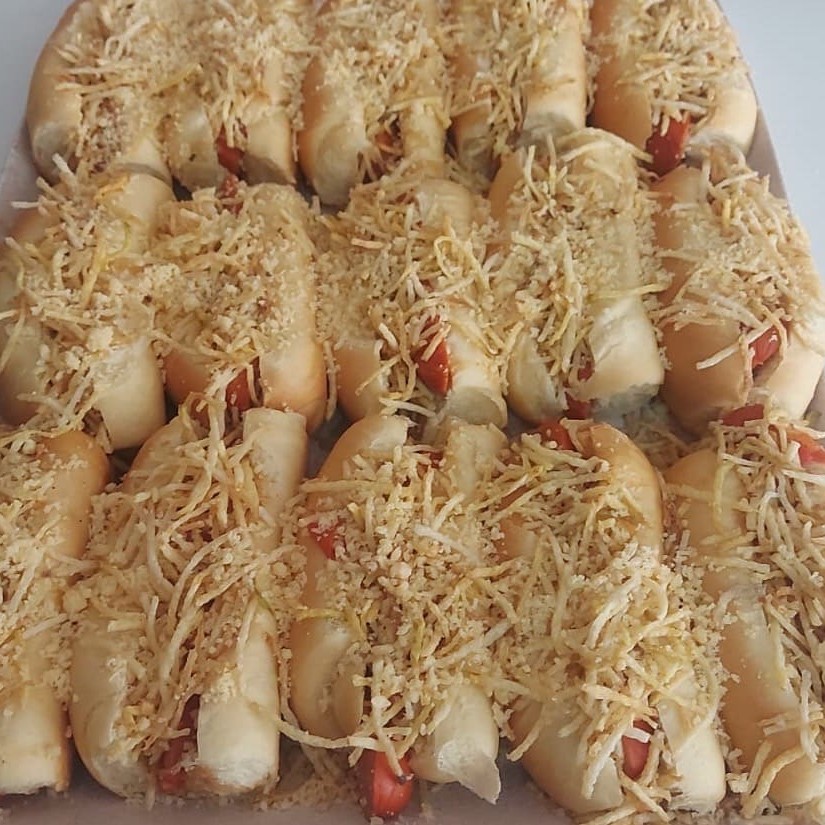 Salchicha, molho, batata e queijo ralado.