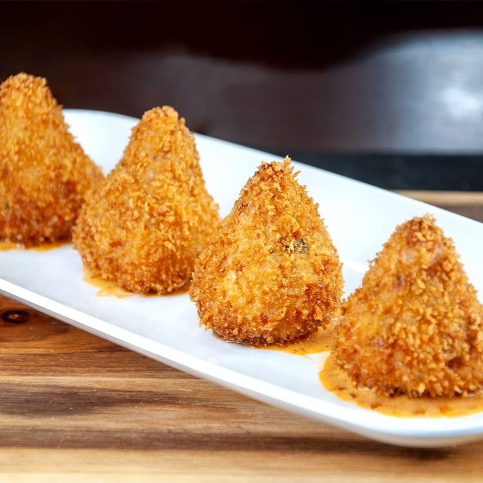 Experimente a irresistível coxinha de frango defumada, com 4 deliciosas unidades, e ainda desfrute do nosso exclusivo molho da casa. Uma combinação perfeita de sabor e qualidade.