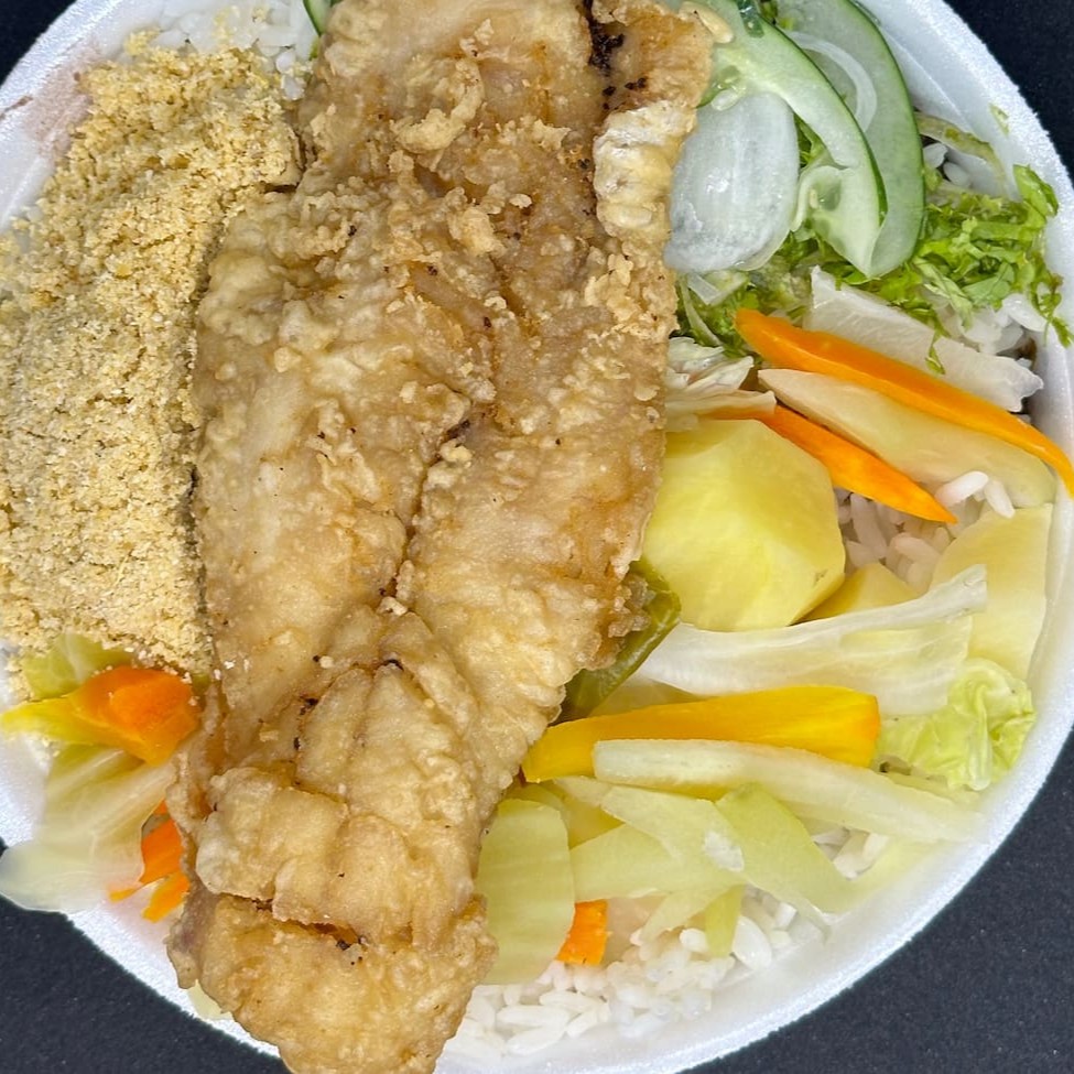 Delicioso filé de merluza, cuidadosamente empanado e acompanhado por uma colorida seleção de legumes frescos. Uma combinação perfeita de sabores e texturas. Para completar o prato, temos arroz soltinho, feijão temperado à moda brasileira, salada fresca e crocante, e a irresistível farofa. Um prato repleto de sabor e equilíbrio, ideal para uma refeição saudável e saborosa.