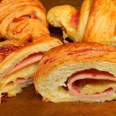 Delicioso salgado assado, no sabor croassaint de queijo com presunto, bem recheado e quentinho pra você saciar a vontade de comer alguma delicia salgada.