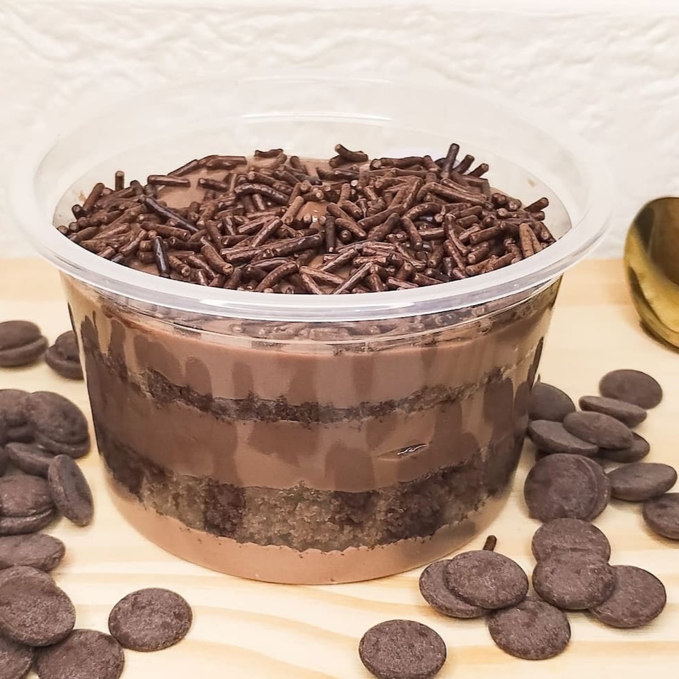 Esplêndido bolo com massa de chocolate leve e úmida, com generosas camadas de um cremoso brigadeiro gourmet e gotas de chocolate  ----- tags ---- Entrega rápida , grátis , 0,99 , 0800 , desconto , promoção , cupom , barato , oferta , menor preço , frete grátis , presente , surpresa , gostoso , preço baixo , combo , festa , aniversario , parabéns , vela , família , confeitaria , doceria , doces , bolos , Dia dos Pais , Dia das Crianças , brigadeiro , docinhos , coco , bolo de pote , chocolate , morango , sobremesa , Nutella , copo da felicidade , pizza doce , brownie , gourmet , bombom , piscina , piscininha , ganache , caseiro , vovo , vovó , bento cake , vulcão , red velvet , trufas , banoffe , pudim , doce de leite , pão de mel , recheado , Oreo , kitkat , ferrero rocher , cheesecake , tartelete , Ninho , nozes , cupcake , trufado , cone , Belga , mousse , guarnição , caseira , Fit , saudável , sem açúcar , lactose , glúten , zero , funcional , biomassa , low carb , 50% , 70%